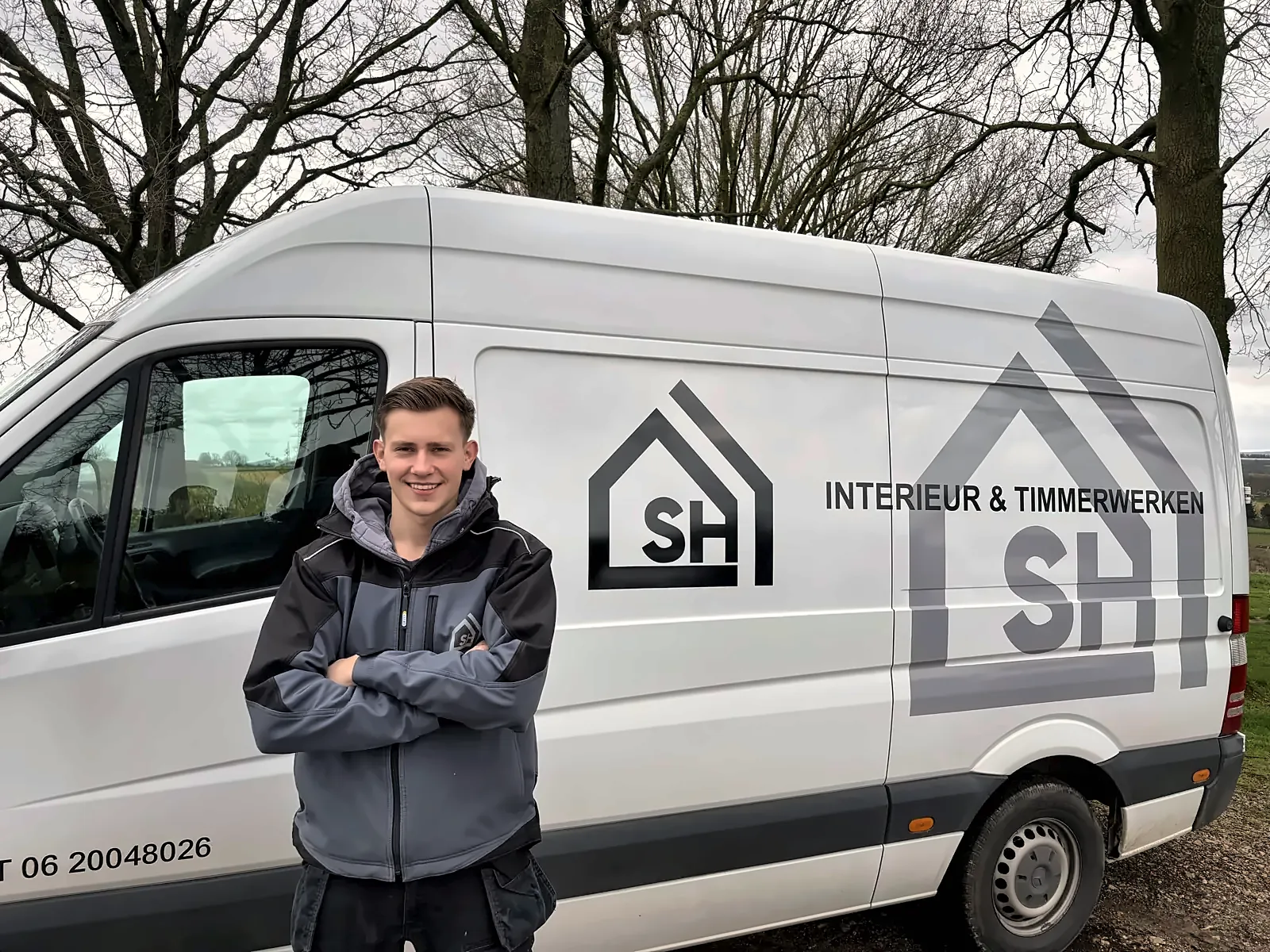 Sem Hofman van SH Interieur & Timmerwerken bij de bedrijfsbus